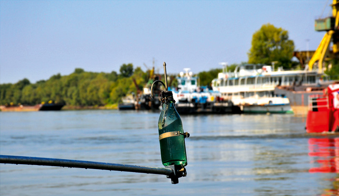 a small boat in a body of water